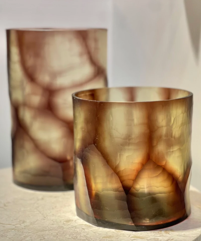 Casa Padrino Luxus Kerzenhalter Lila Ø 17,5 x H. 27,5 cm - Großes Windlicht aus massivem Farbglas in Lila und Klar, auch als Vase verwendbar - Luxus Deko Accessoires