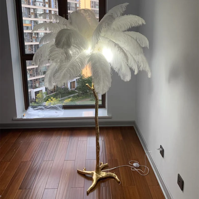 Stehlampe mit Federn – Glamour und handgefertigte Eleganz – Plumo