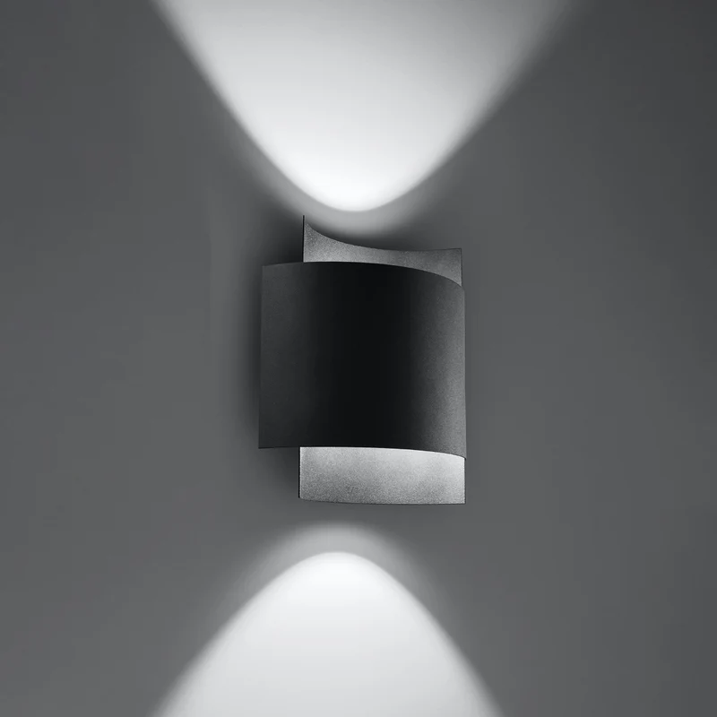 Schwarze Wandleuchte im Industriedesign – Vespera