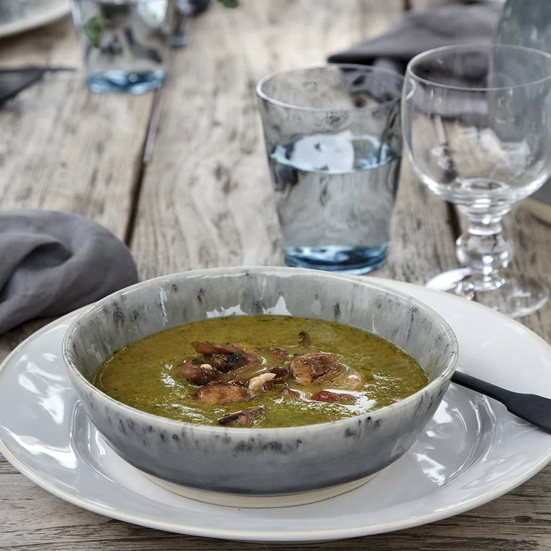 Graues Geschirr im mediterranen Stil