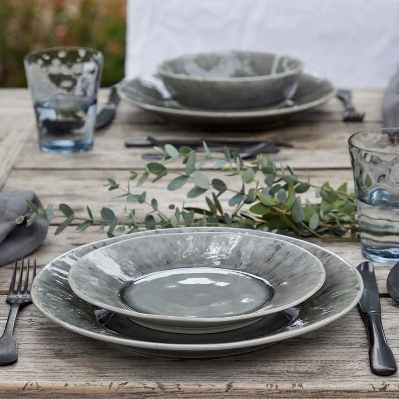 Graues Geschirr im mediterranen Stil