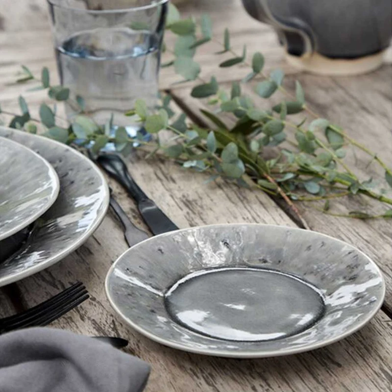 Graues Geschirr im mediterranen Stil