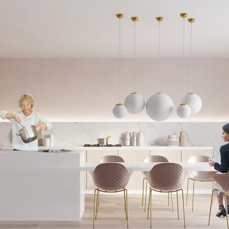 Hängeleuchte mit Glaskugel in Weiß und Gold für das Wohnzimmer – Modèle Elyone