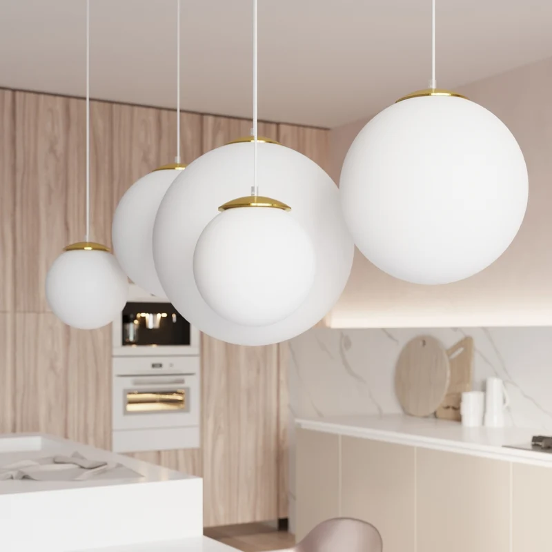 Hängeleuchte mit Glaskugel in Weiß und Gold für das Wohnzimmer – Modèle Elyone