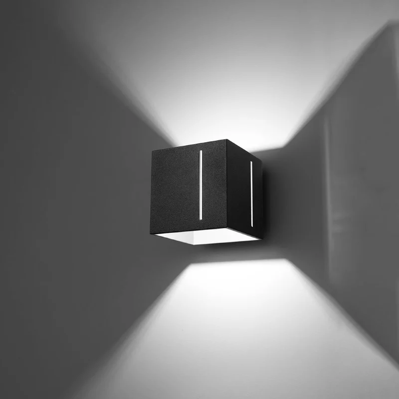 Moderne schwarze perforierte Wandleuchte – Noxarys