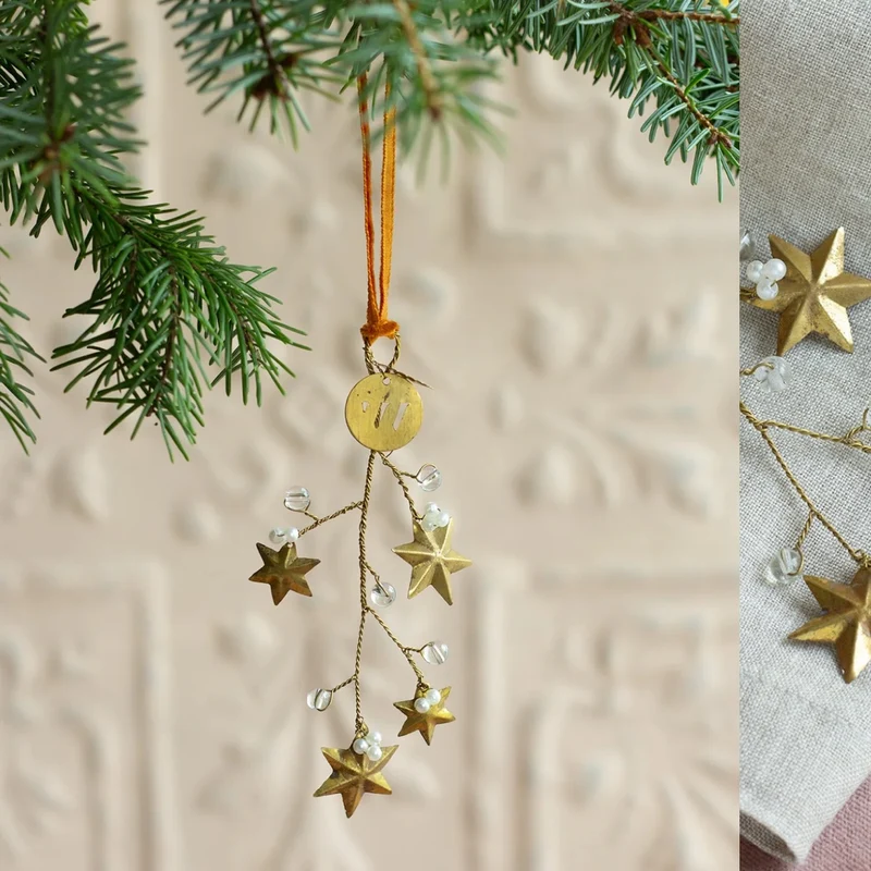 Dekoanhänger mit goldenen Sternen & Perlen – Boho Weihnachten