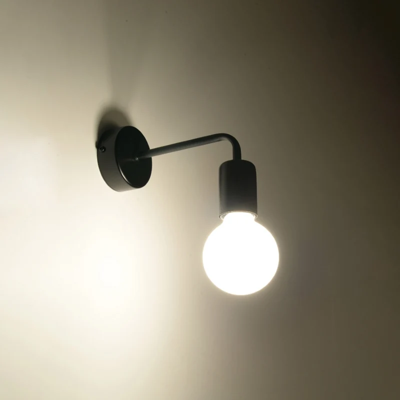 Industrielle schwarze Wandleuchte für das Wohnzimmer – Varello