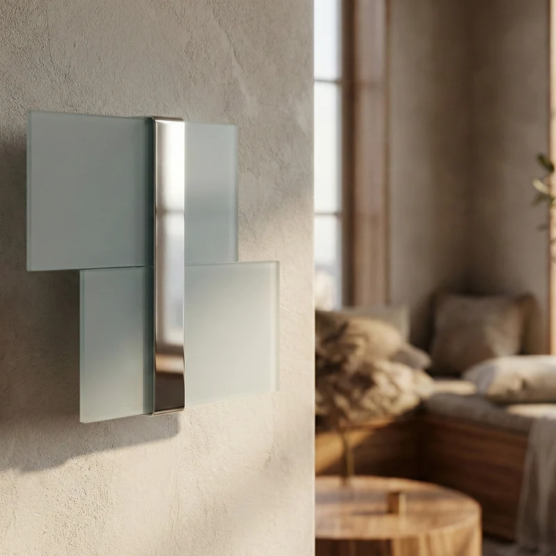Wandleuchte aus verchromtem Metall und weißem Glas – Modell Aureliss