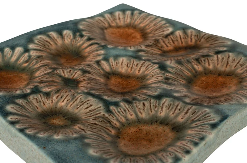 Casa Padrino Luxus Tablett Blau 31,5 x 32,5 x H. 3 cm - Deko Tablett und Wandrelief in Anemonen-Form aus feinem Porzellan - Luxus Deko Accessoires