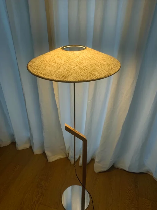 Minimalistische Stehlampe aus Holz für Wohnzimmer – Armoniel
