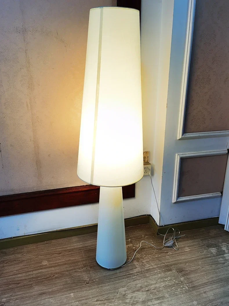 Nordische Stehlampe aus Stoff für Wohnzimmer – Aironde