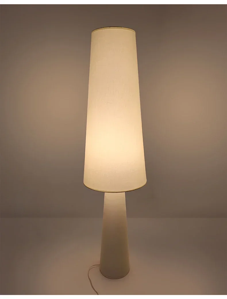 Nordische Stehlampe aus Stoff für Wohnzimmer – Aironde