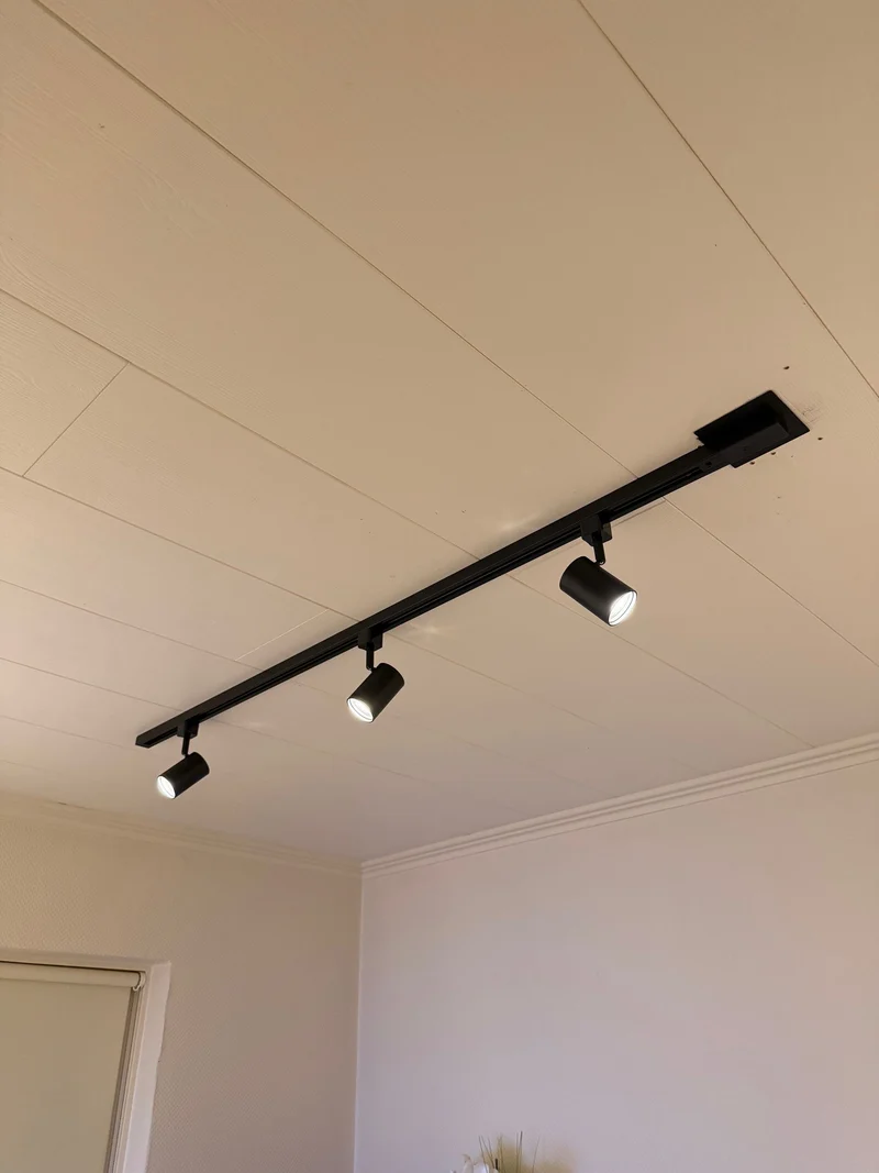 Smart Rail System 1-phasig | Schwarz | 1 Meter | HUE-kompatibel | inkl. 3x intelligente GU10-Spots