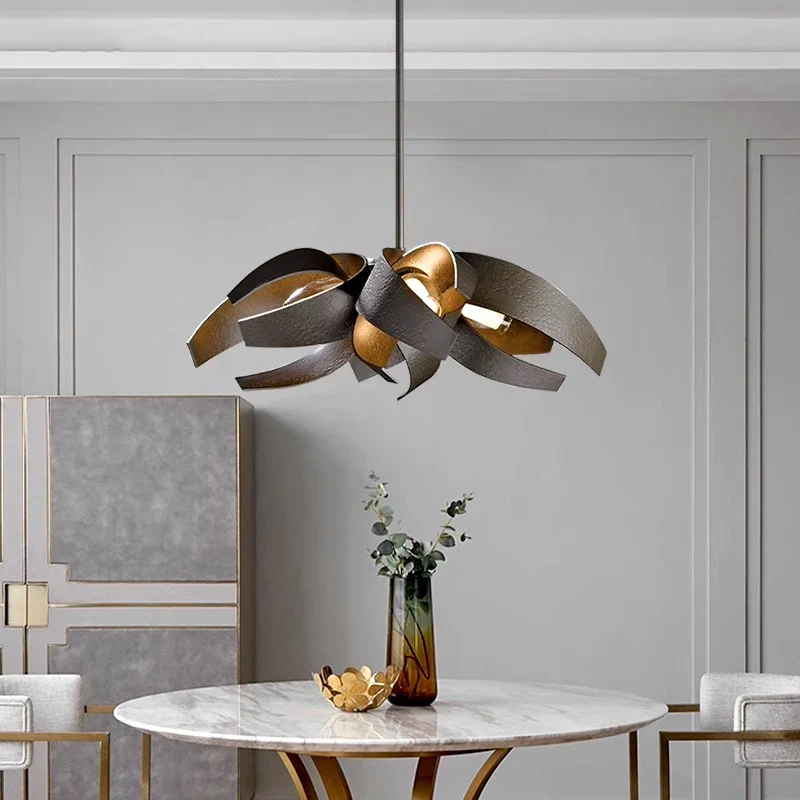 Skulpturale Pendelleuchte aus Aluminiumbändern – Diamenia