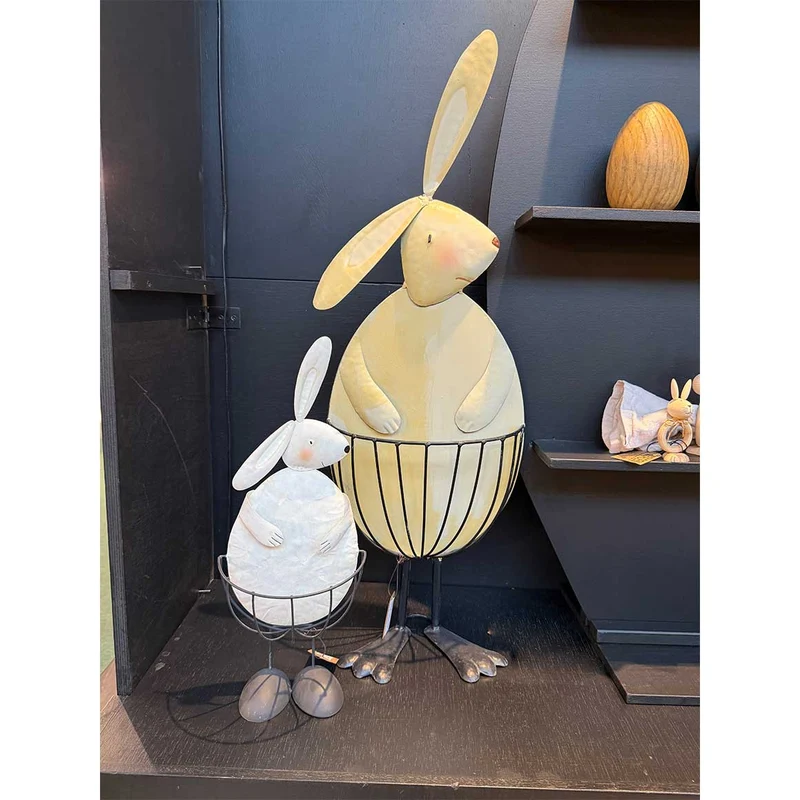 Süßer Hase mit Korb