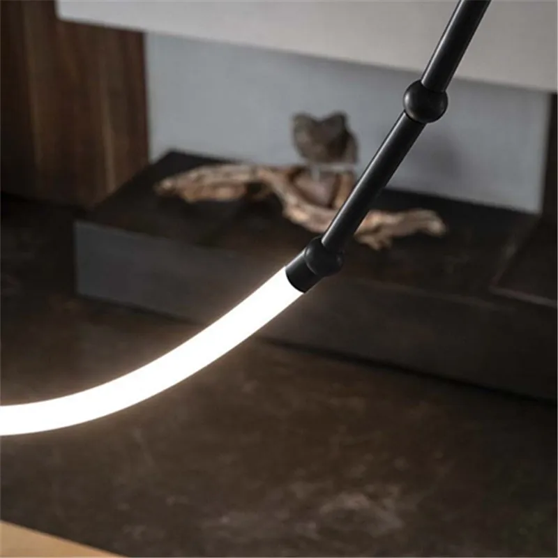 Kronleuchter aus schwarzem Metall für Wohnzimmer – Curvella