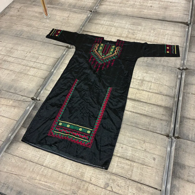 Orient Gewand Kleid Wandbehang Bestickt Schwarz Bunt Gebraucht
