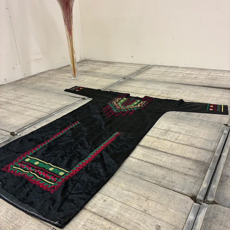 Orient Gewand Kleid Wandbehang Bestickt Schwarz Bunt Gebraucht