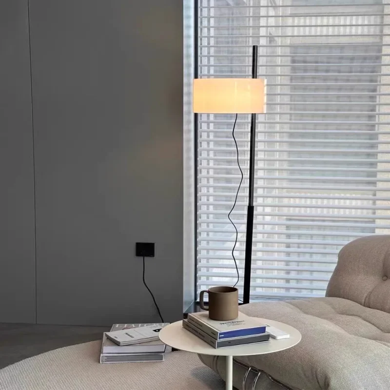 Stehlampe im spanischen Design aus Metall und Stoff – Zelari