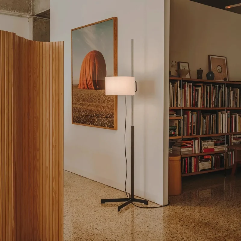 Stehlampe im spanischen Design aus Metall und Stoff – Zelari