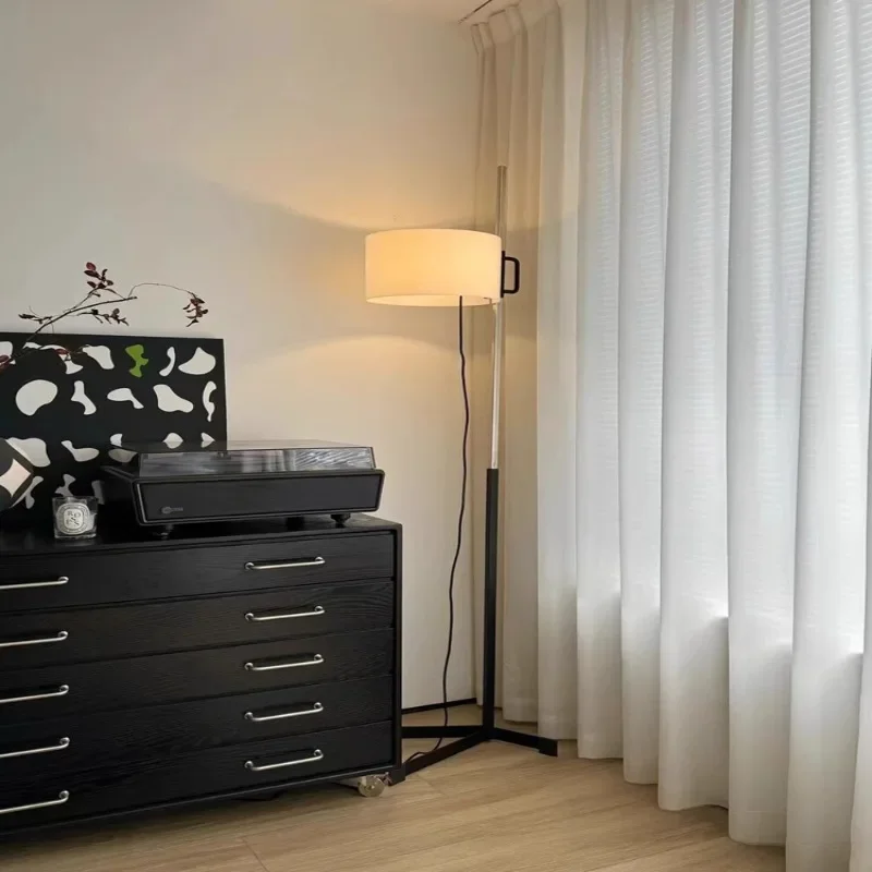 Stehlampe im spanischen Design aus Metall und Stoff – Zelari