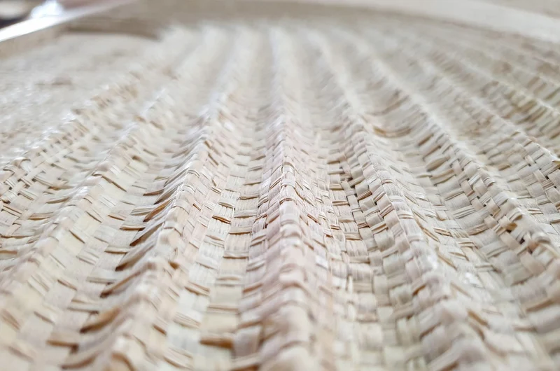 Casa Padrino Luxus Wanddekoration Naturfarben 75 x 4 x H. 122 cm - Wandrelief Elias aus Palmengeflecht mit Rahmen aus Eichenfurnier - Luxus Deko Accessoires