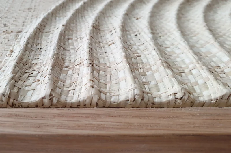 Casa Padrino Luxus Wanddekoration Naturfarben 75 x 4 x H. 122 cm - Wandrelief Elias aus Palmengeflecht mit Rahmen aus Eichenfurnier - Luxus Deko Accessoires