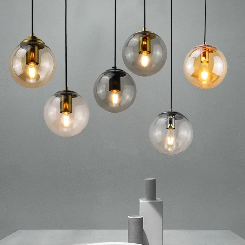 Moderne Pendelleuchte aus goldenem Metall und Glas – Oréclat