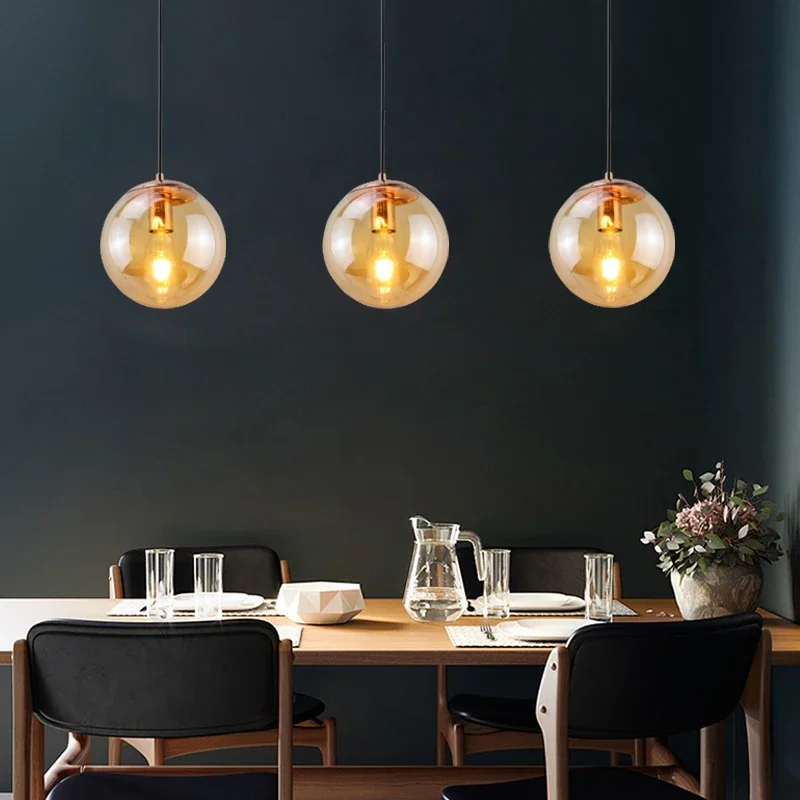 Moderne Pendelleuchte aus goldenem Metall und Glas – Oréclat
