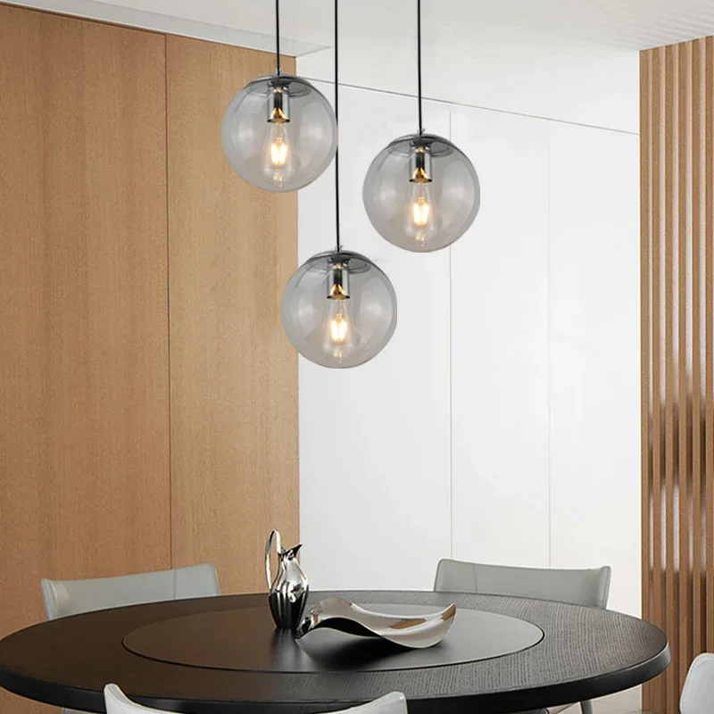 Moderne Pendelleuchte aus goldenem Metall und Glas – Oréclat