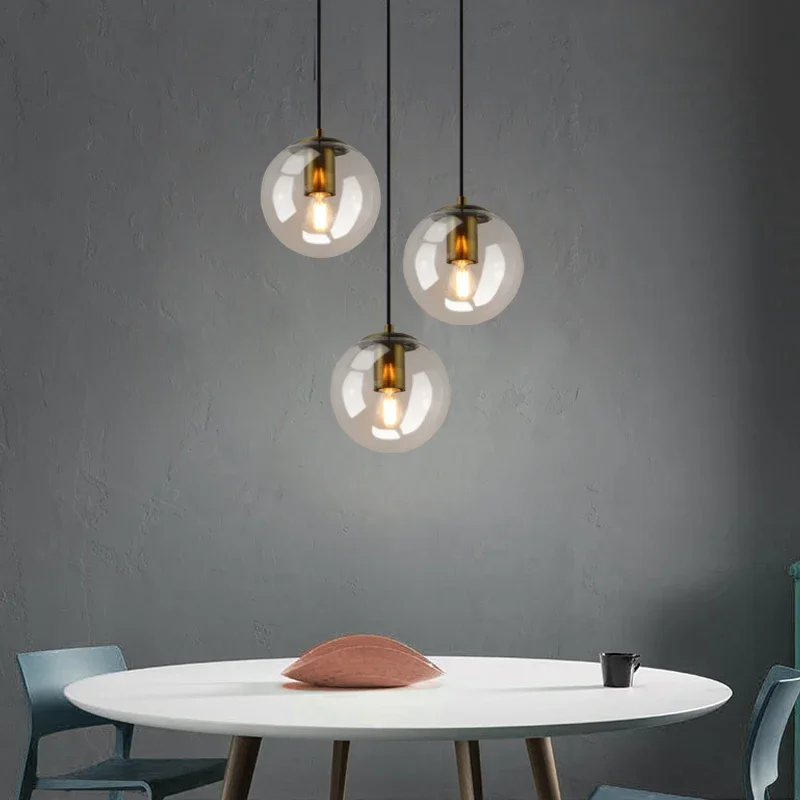 Moderne Pendelleuchte aus goldenem Metall und Glas – Oréclat