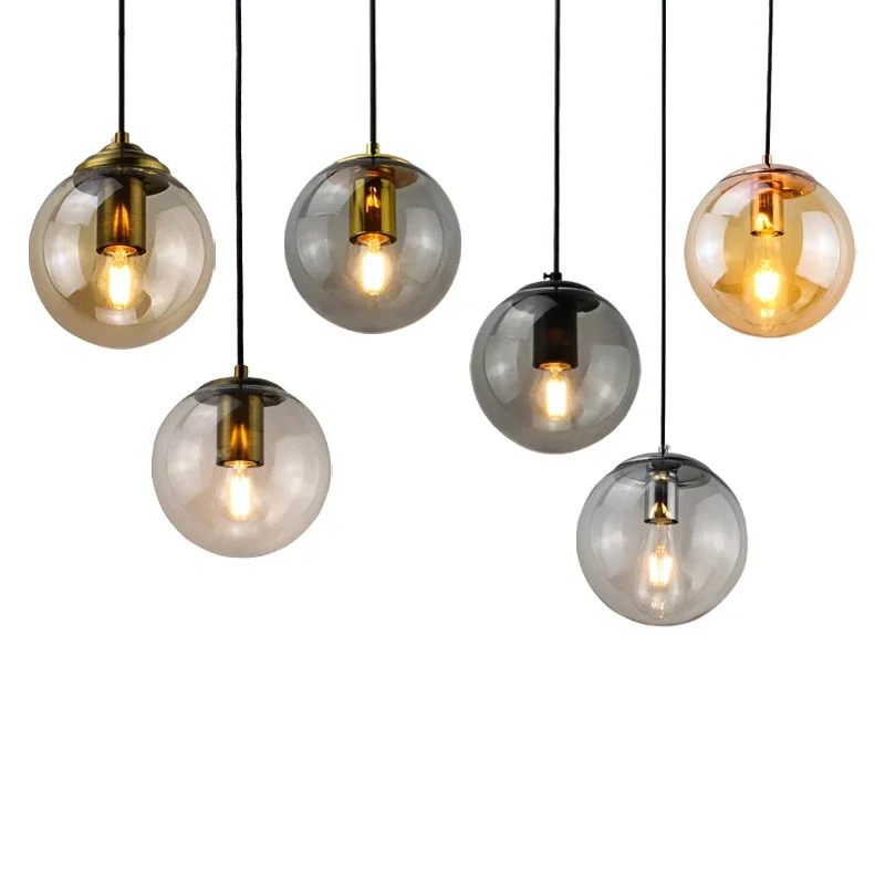 Moderne Pendelleuchte aus goldenem Metall und Glas – Oréclat