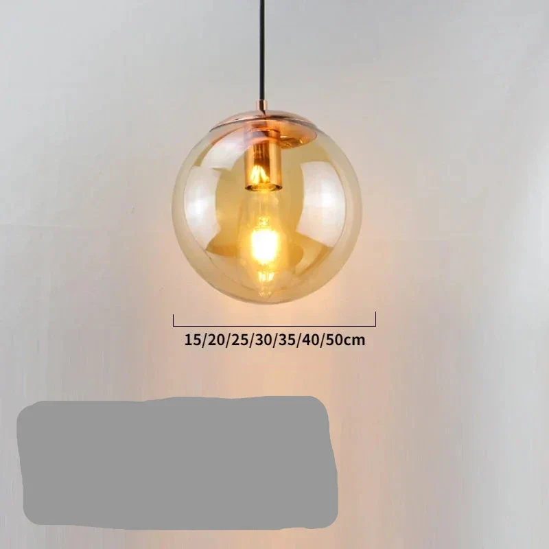 Moderne Pendelleuchte aus goldenem Metall und Glas – Oréclat