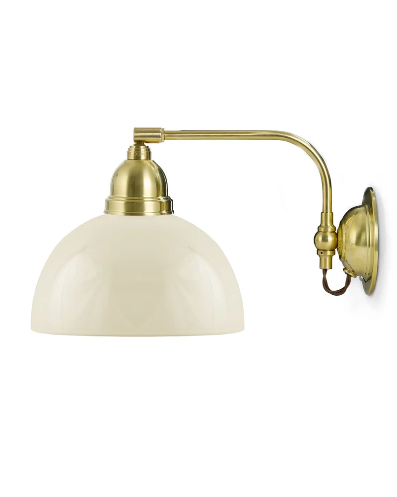 Vägglampa - Gripenberg mässing, benvit halvsfär, brun