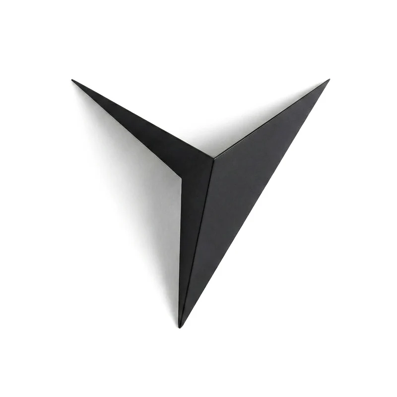Geometrische Dreieckige Wandleuchte Weiß, Schwarz oder Gold — Noctélide