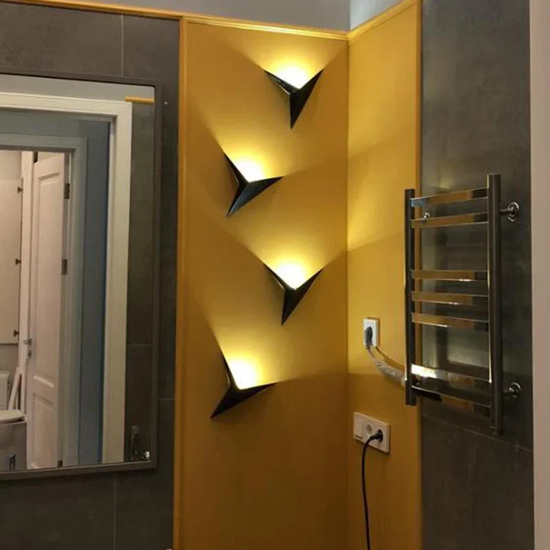 Geometrische Dreieckige Wandleuchte Weiß, Schwarz oder Gold — Noctélide