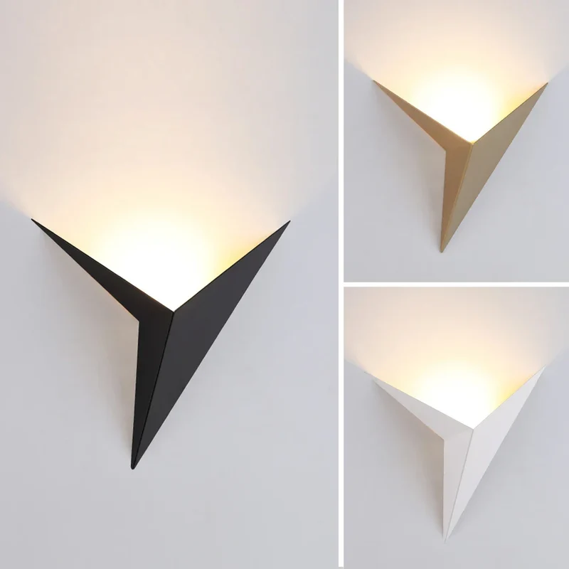 Geometrische Dreieckige Wandleuchte Weiß, Schwarz oder Gold — Noctélide