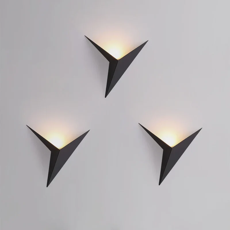 Geometrische Dreieckige Wandleuchte Weiß, Schwarz oder Gold — Noctélide
