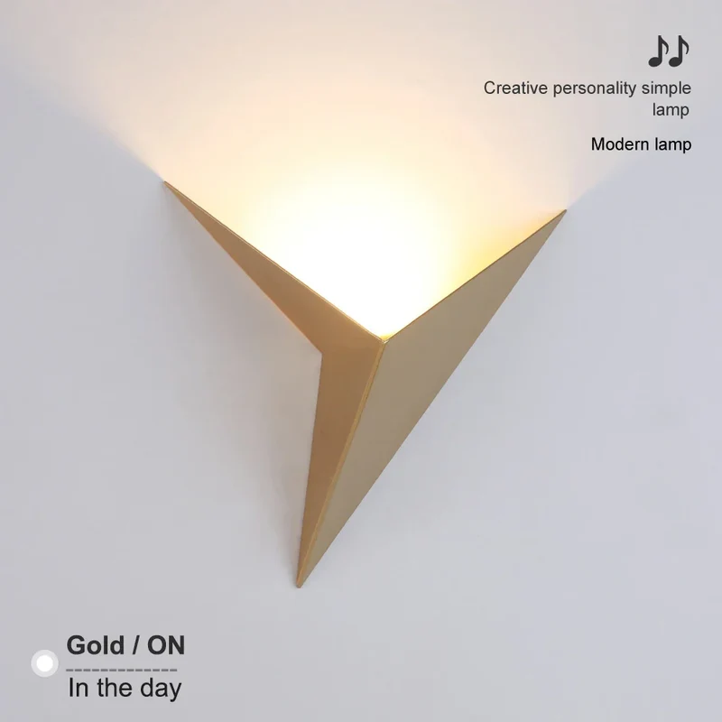 Geometrische Dreieckige Wandleuchte Weiß, Schwarz oder Gold — Noctélide