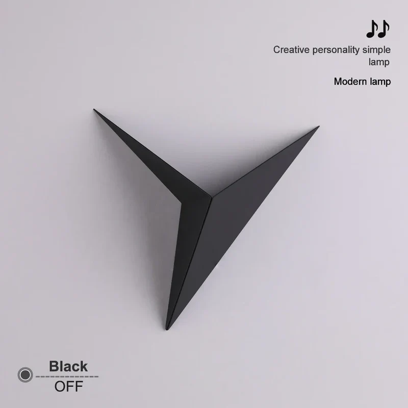 Geometrische Dreieckige Wandleuchte Weiß, Schwarz oder Gold — Noctélide