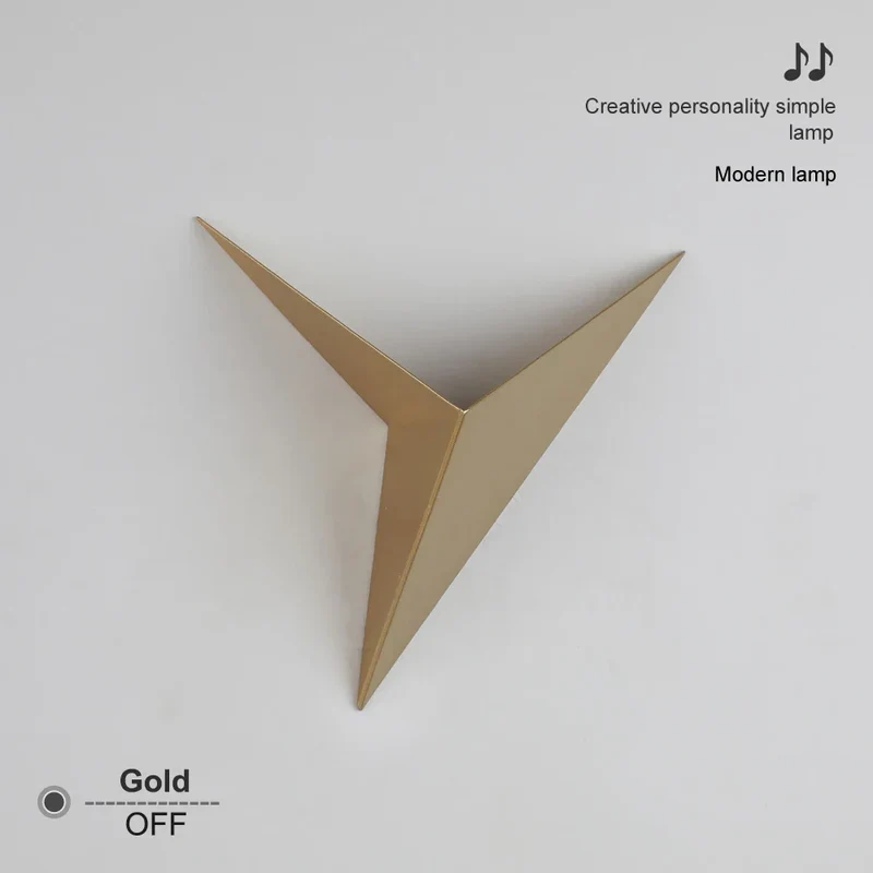 Geometrische Dreieckige Wandleuchte Weiß, Schwarz oder Gold — Noctélide