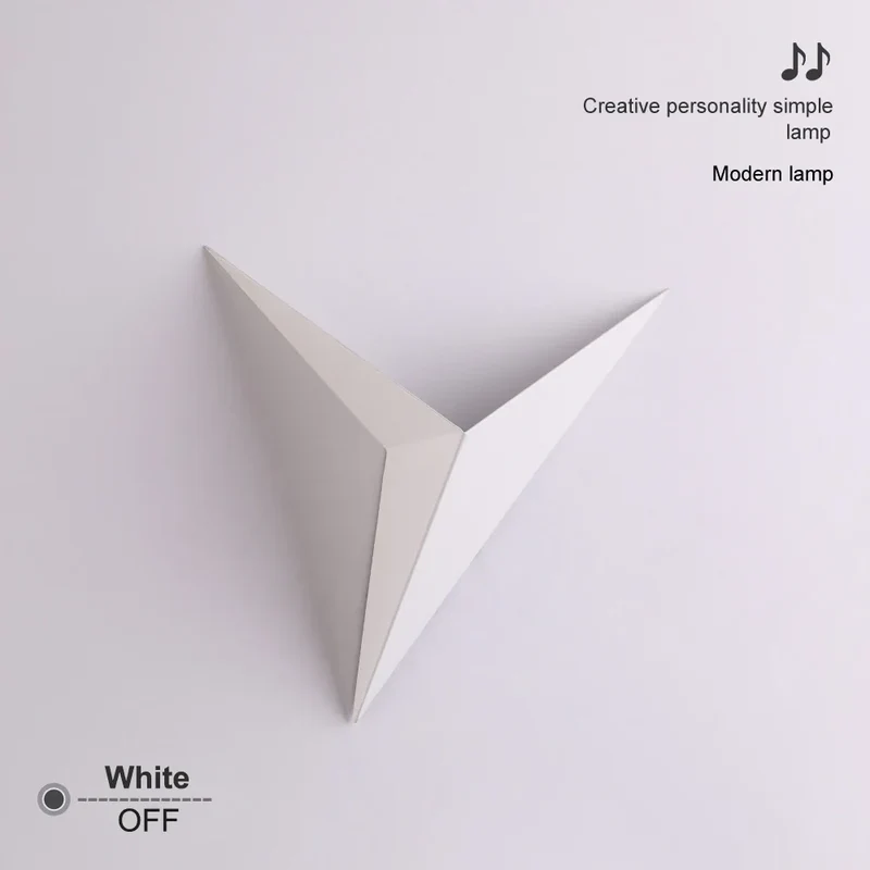 Geometrische Dreieckige Wandleuchte Weiß, Schwarz oder Gold — Noctélide