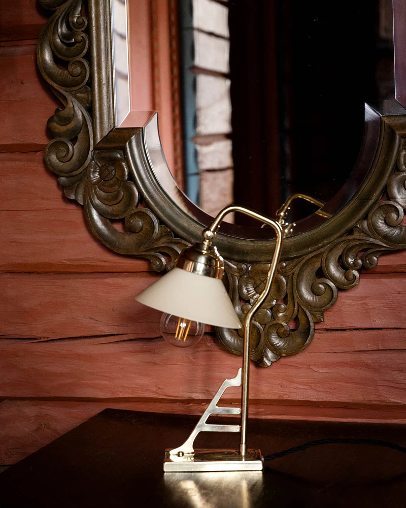 Bordslampa mässing - Modell 1900 med benvit skärm