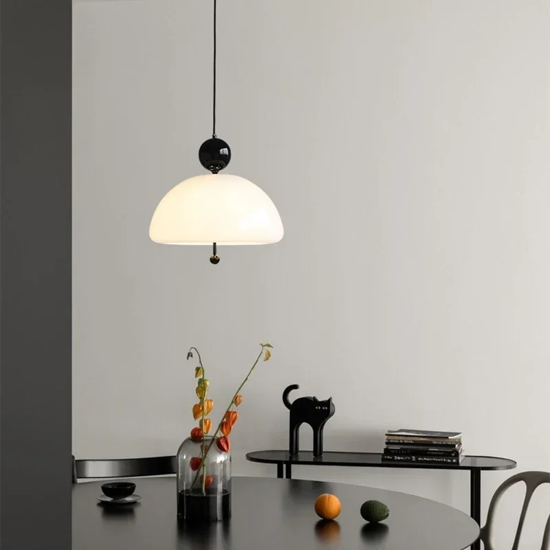 Moderne Hängeleuchte aus cremefarbenem Glas für Schlafzimmer und Arbeitszimmer – Célorion