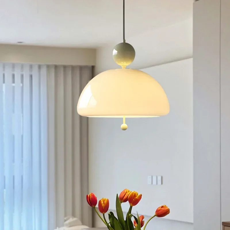 Moderne Hängeleuchte aus cremefarbenem Glas für Schlafzimmer und Arbeitszimmer – Célorion