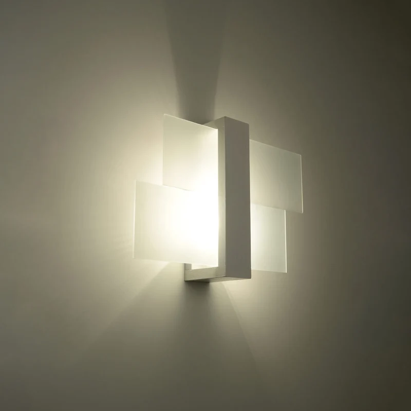 Wandleuchte aus Holz und weißem Glas – Aerisca