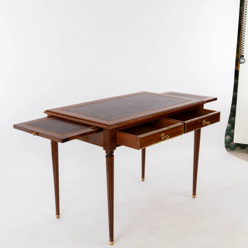 Kleiner Schreibtisch in Louis-Seize Stil