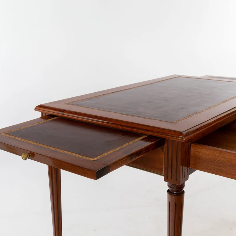 Kleiner Schreibtisch in Louis-Seize Stil