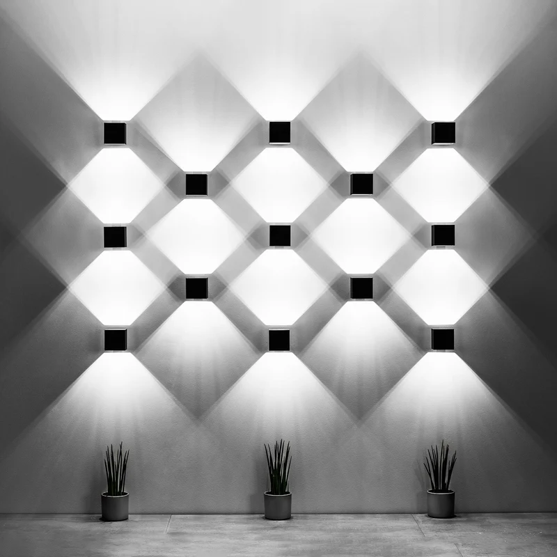 Moderne schwarze kubische Wandleuchte – Arkyon