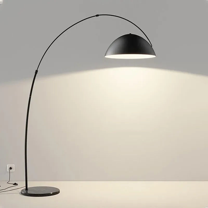 Moderne Stehlampe aus schwarzem Metall für Wohnzimmer – Obsidial